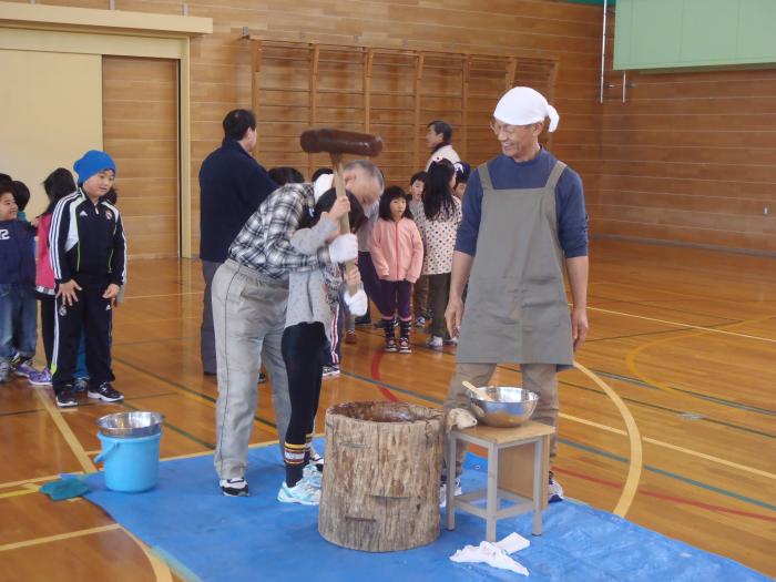 お餅つきの様子