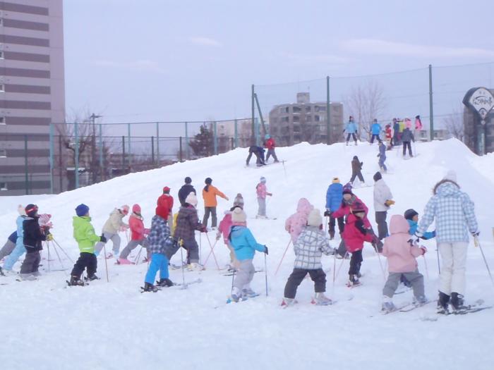 子どもたちが雪山を登っている様子