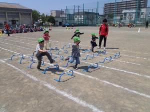 ミニハードルで練習する子どもたちの様子