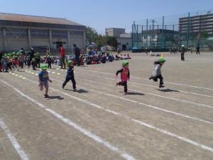 競走する子どもたちの様子