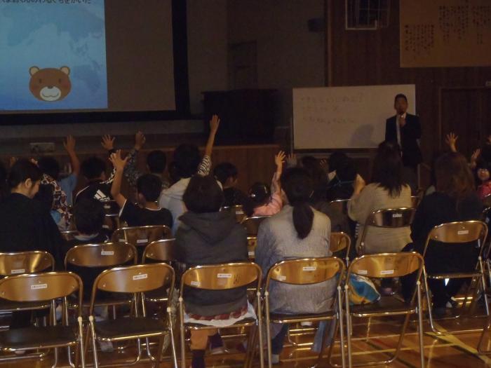 子どもたちが質問のため手を上げている様子