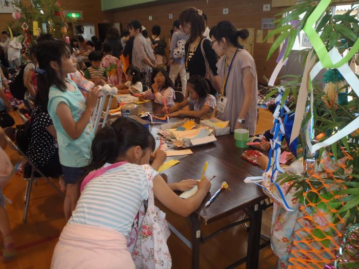 七夕飾り作成の様子