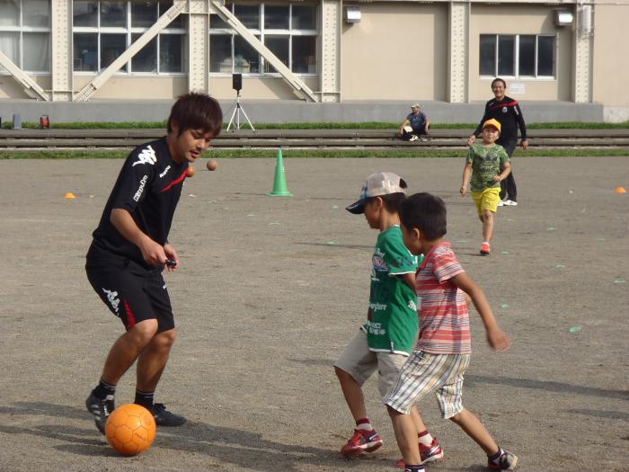 コーチと試合をしている様子