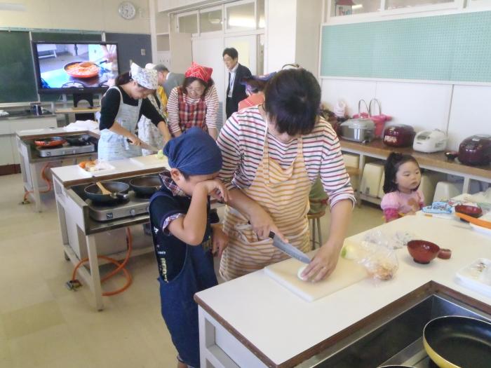 母親と子どもが調理している様子