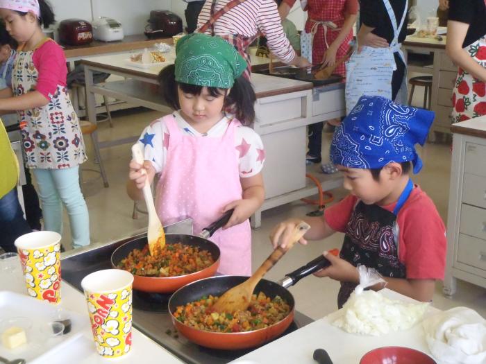 子どもたちが調理している様子