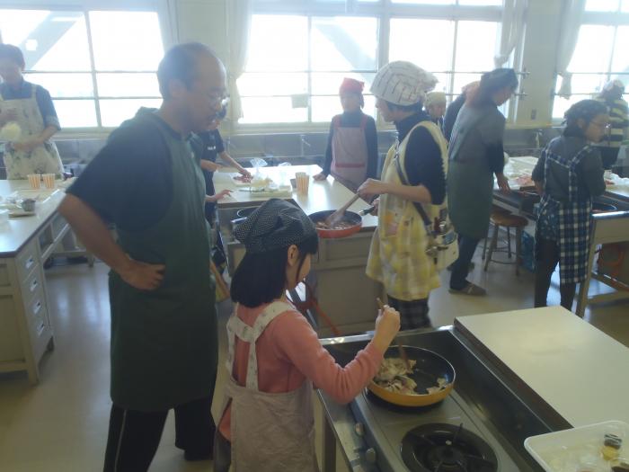 父親と子どもが調理している様子