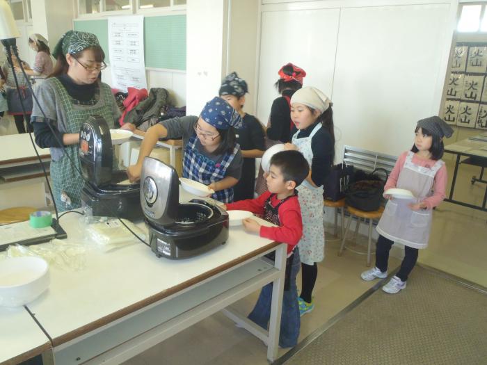 子どもたちがごはんを盛っている様子