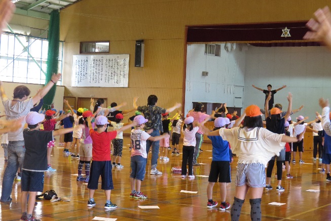 親子で準備運動をしている様子