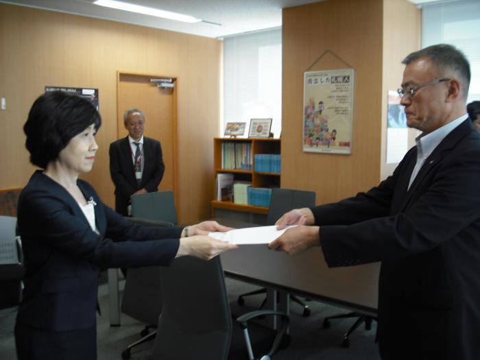 札幌市就学援助審議会答申手交式の様子