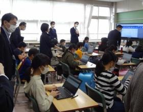 写真：幌北小学校の視察の様子