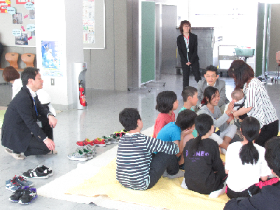 写真：資生館小学校の視察の様子