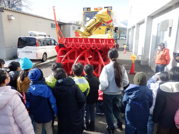 雪体験授業で除雪機見学をしている様子