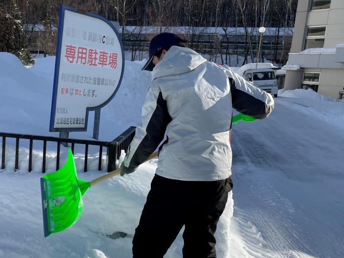 路肩に雪を寄せている様子