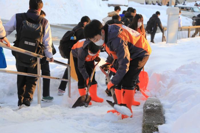 東海大学の除雪の様子