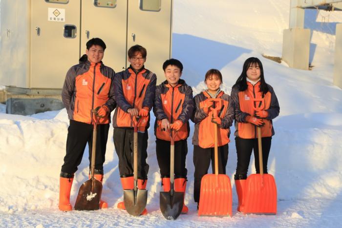 東海大学の除雪ボランティア集合の様子