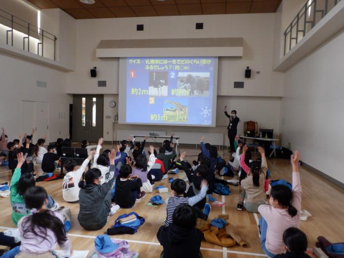 雪体験授業で勉強している様子