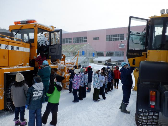 雪体験授業で除雪機見学をしている様子