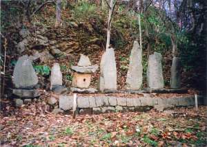 硬石山石碑群の写真