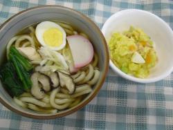 写真：煮込みうどんとポテトサラダ