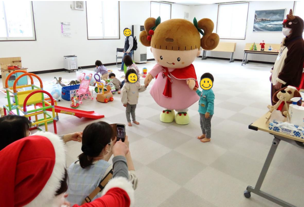 もいわした広場のクリスマス会にさくらんぼちゃんがおでかけした様子