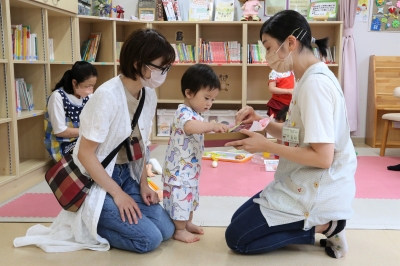 景品を手渡している様子