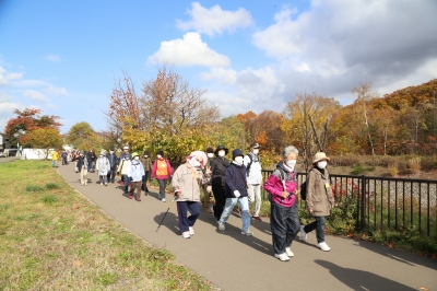 紅葉ウオーキングの様子1枚目