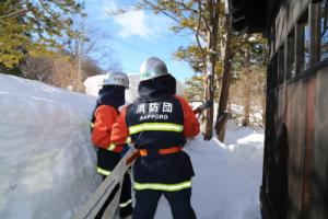 消防団員による消火活動