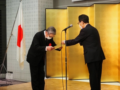秋元市長（右）から表彰状を受け取る山田会長（左）