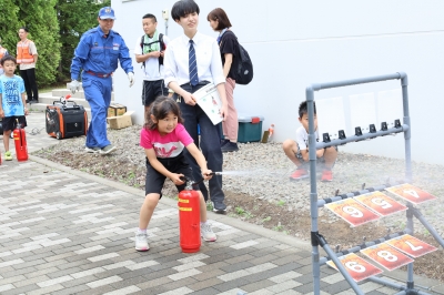 水消火器を使った的当てゲームの様子
