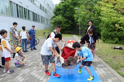 毛布で担架タイムトライアルの様子