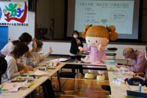 参加者と交流するさくらんぼちゃん