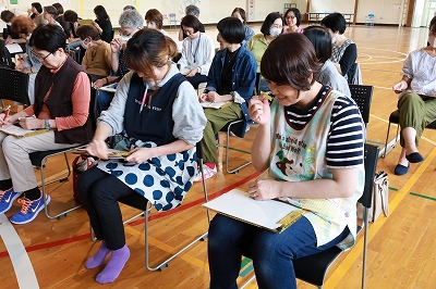 アロマの香りを体験する参加者