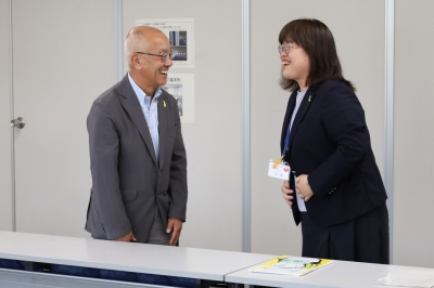 幸せの黄色い羽根のバッジを付け、笑顔の大谷区長と津﨑会長