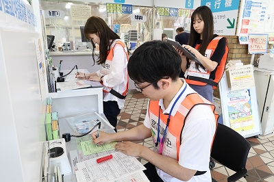 窓口利用体験調査の様子1