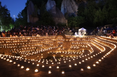 キャンドルの明かりに包まれる石山緑地