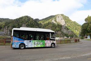 電気バスと千丈岩