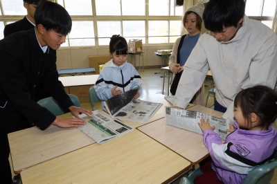 新聞紙スリッパ作成の様子