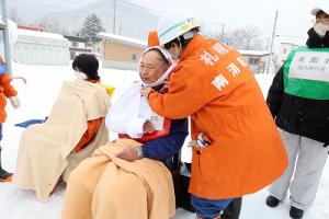 消防団員による負傷者の救護