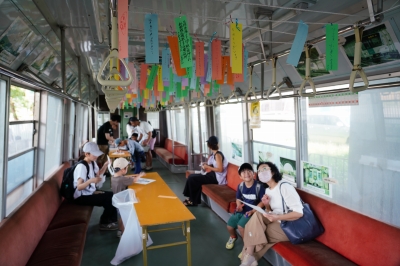 交通資料館まつりの様子（地下鉄車両に短冊）