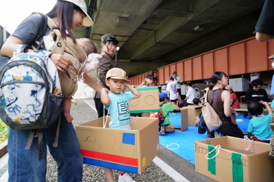 交通資料館まつりの様子（ダンボールで市電作り）