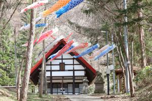定山渓神社前の鯉のぼり