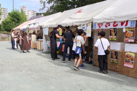 食べ物の屋台に並ぶ住民の様子