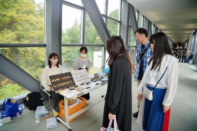 桑芸祭（アートマーケット）の様子