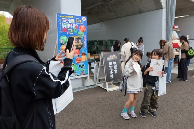 交通資料館まつり（任命証を受け取り、にっこり）