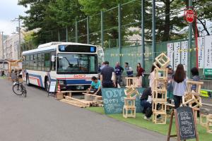 歩行者天国となった真駒内中学校前の市道の様子。DIY体験が行われている。