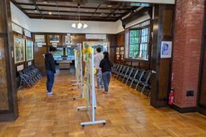 展示されている絵を見る家族