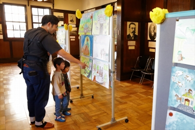 エドウィン・ダン記念館で小学生の絵を展示中