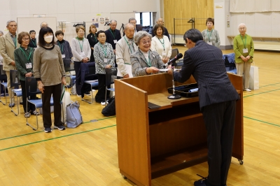 修了証書授与の様子（緑苑大学修了式）