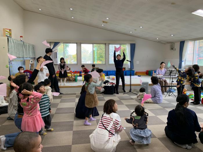 リトミックで歌って踊ります