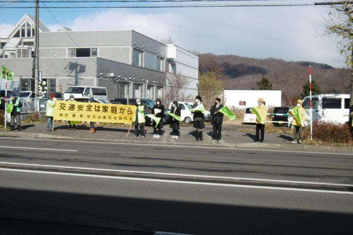 旗振りには南陵高校の学生も参加しました。